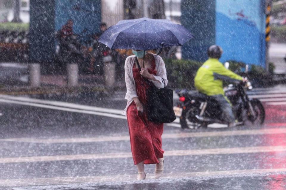 明天北部及宜、花地區多雲偶有短暫陣雨，午後山區有局部短暫陣雨的機會，各地高溫普遍30至33度。（示意圖／資料照）