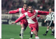 <p>Sonny Anderson et Ali Benarbia sont les bourreaux de Newcastle en quarts de la Coupe Uefa 1997. A eux deux, ils inscrivent trois des quatre buts de Monaco qui s’imposera 1-0 en Angleterre puis 3-0 au Louis II. Les rouge et blanc survolent les débats face à des Anglais dépassés par la puissance offensive des canonniers de la Principauté. La campagne européenne de l’ASM s’arrêtera au tour suivant face à l’Inter Milan, qui soulèvera cette Coupe UEFA, devenue plus tard Ligue Europa… </p>