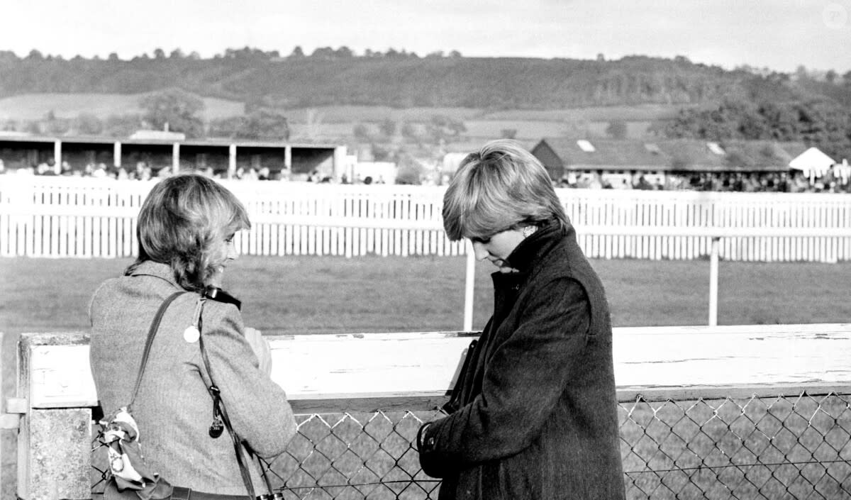 <p>Camilla Parkle Bowles était déjà dans le coeur du prince Charles lorsqu'il a rencontré Diana.</p>
<p>Camilla Parker Bowles et la princesse Diana (Lady Diana Spencer), à l'hippodrome de Ludlow, regardant le prince Charles en compétition, en octobre 1980</p> - © BestImage, Agence / Bestimage