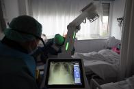 Una doctora revisa una radiografía de uno de los pacientes del ala Covid del Hospital del Mar. (Foto: Lluis Gene / AFP / Getty Images).