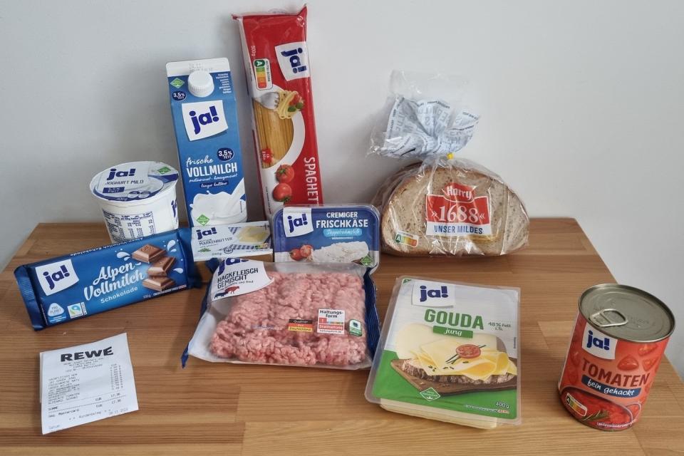 Rewes Eigenmarken-Produkte und ein Ausreißer. Vorteil gegenüber den Eigenmarken von Aldi und Lidl: Der Wiedererkennungswert durch das einheitliche Branding. - Copyright: Business Insider