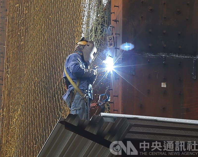 勞動部18日召開基本工資審議委員會，會後決議月薪部分從現行新台幣2萬1009元，調至2萬2000元，漲幅4.7% ；時薪部分，則由現行133元調升至140元，仍需提報行政院決定。圖為勞工工作情形。