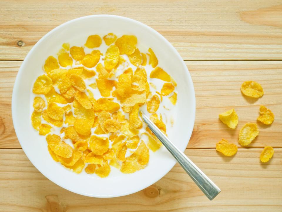 Morgens muss es schnell gehen und Sie brauchen Energie. Cornflakes mit Milch erfüllen diesen Zweck - aber nur kurz. Denn der enthaltende Mais und Zucker treiben den Blutzuckerspiegel rasant in die Höhe, lassen ihn und damit Ihre Kraft und Konzentration aber ebenso schnell wieder in den Keller sausen. Außerdem enthalten Cornflakes kaum wertvolle Nährstoffe ... (Bild: iStock/p_saranya)