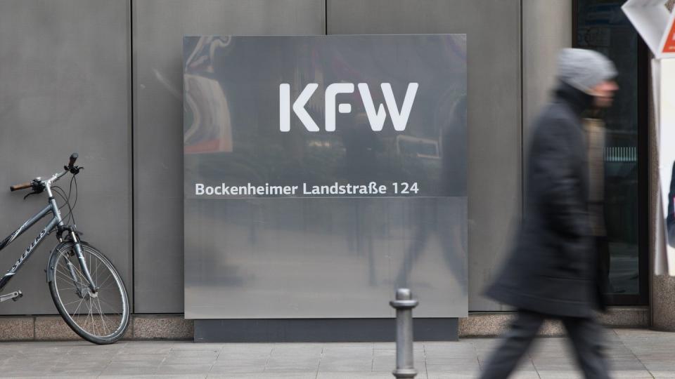 Tausende Anträge wurden bisher wegen der Folgen der Corona-Krise bei der Förderbank KfW eingereicht.