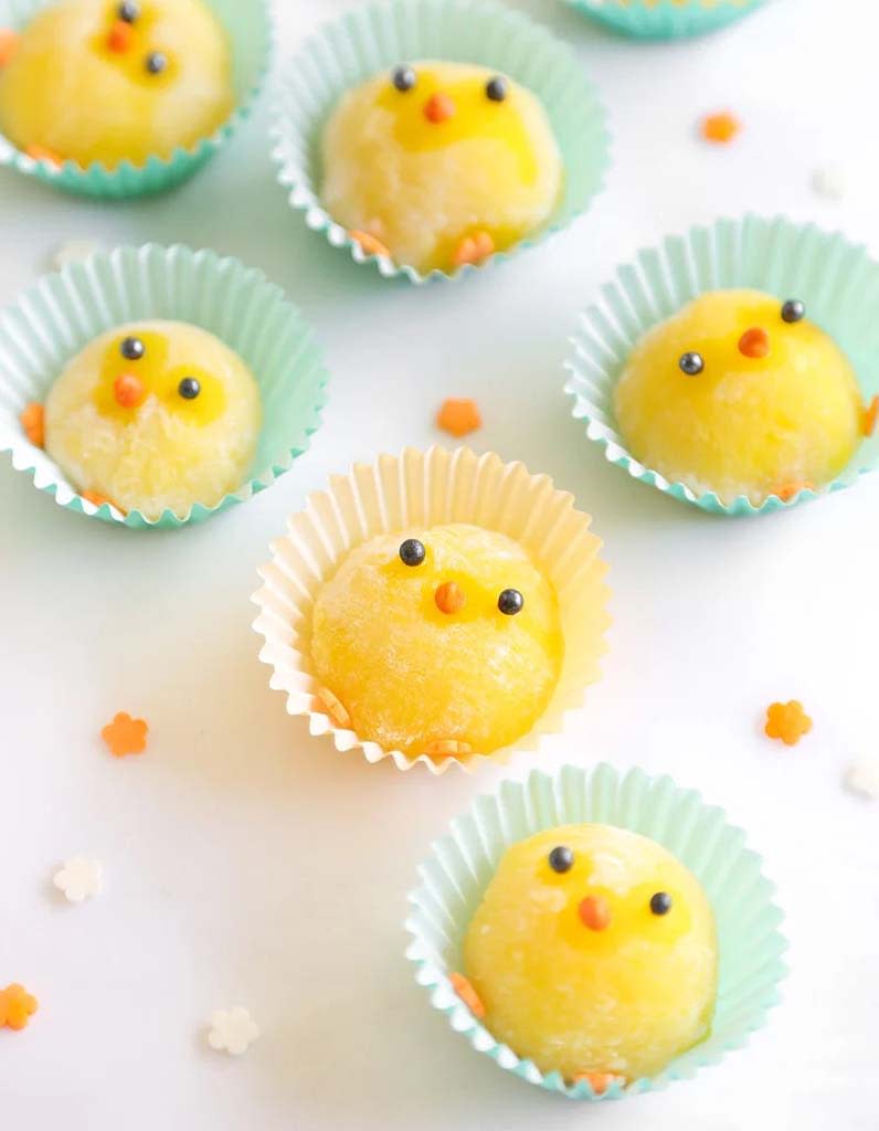 <p>On utilise des vermicelles colorés ou des perles alimentaires pour décorer ses mochis sans limites.</p><p>Découvrir la recette <a href="https://www.sprinklebakes.com/2016/03/lemon-mochi-chicks.html" rel="nofollow noopener" target="_blank" data-ylk="slk:ici;elm:context_link;itc:0;sec:content-canvas" class="link ">ici</a></p><br>