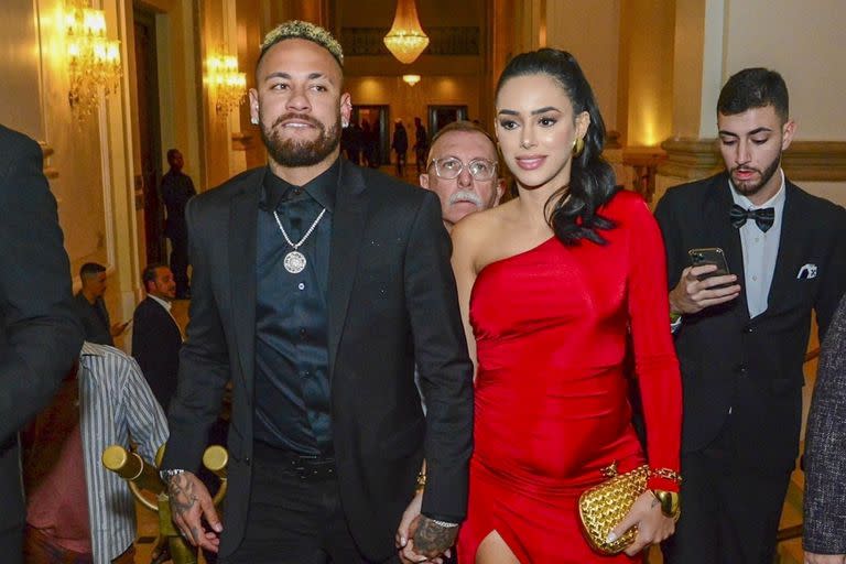 Neymar y su pareja, Bruna Biancardi, radiantes en su ingreso al Hotel Copacabana Palace de Río de Janeiro