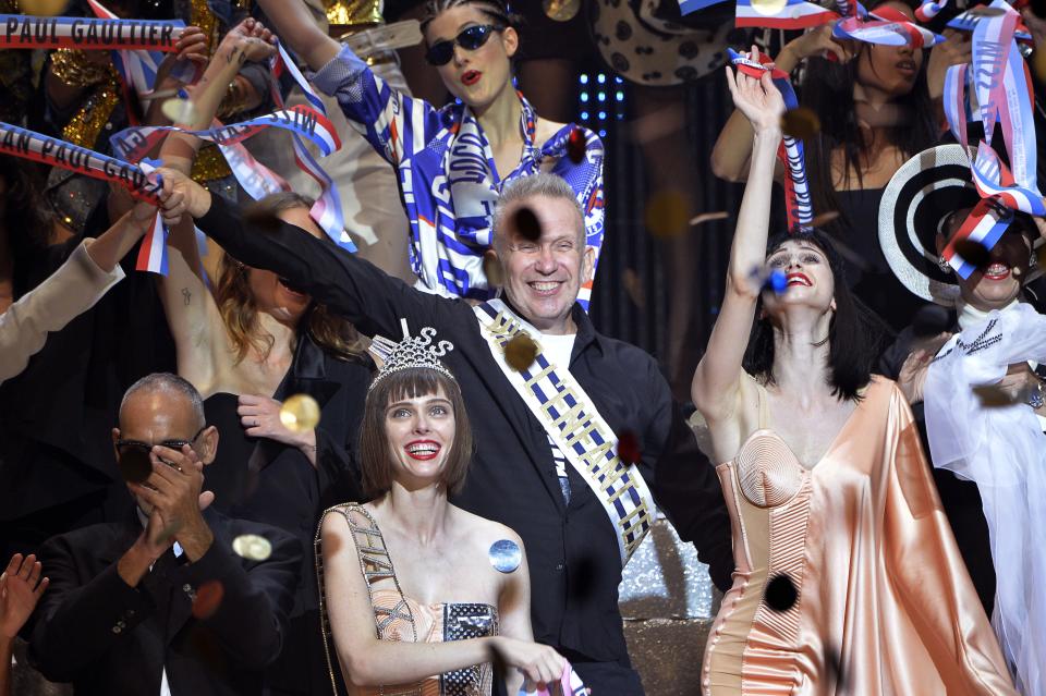 Jean Paul Gaultier ist bekannt für seine außergewöhnlichen Fashion Shows. Für seine letzte Prêt-à-porter-Show 2014 inszenierte er eine Miss-Wahl. Am Ende waren alle Models Gewinnerinnen und tanzten im Konfetti-Regen, Gaultier eingeschloßen. (Bild: Getty Images)