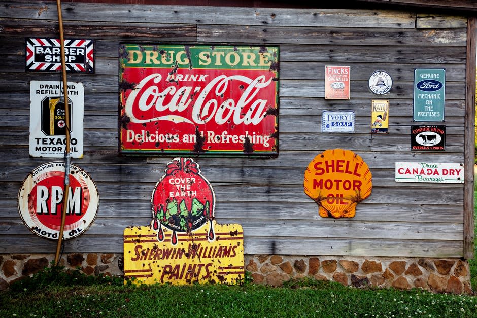 Drug Store Beber Coca Cola Letreros En Pared De Madera Gris