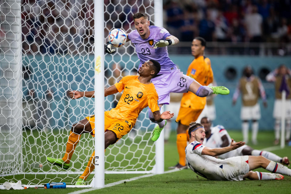 DOHA, QATAR - DECEMBER 03: Denzel Dumfries (L) and Andries Noppert (R) of Netherlands receiving their first goal during the FIFA World Cup Qatar 2022 Round of 16 match between Netherlands and USA at Khalifa International Stadium on December 03, 2022 in Doha, Qatar. (Photo by Marvin Ibo Guengoer - GES Sportfoto/Getty Images)