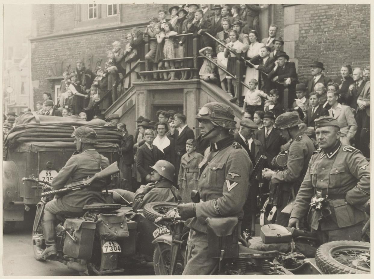 German troops at the Grote Markt (central market square) in Haarlem in May 1940: Sophie Poldermans