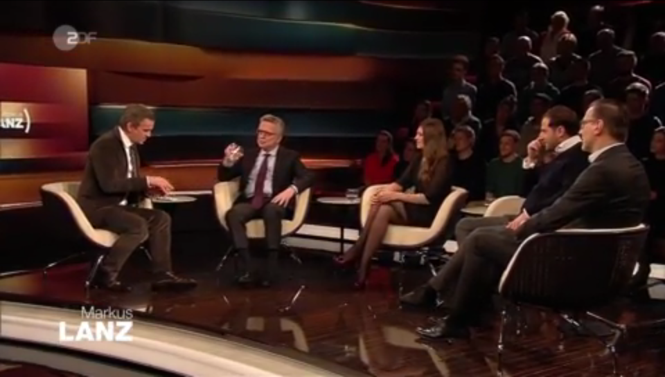 Es diskutieren Thomas de Maizière, Theologin Jacqueline Straub, sowie der Galeristen Detlev Kümmel und Kunsthändler Julian Schmitz-Avila aus der Fernsehserie „Bares für Rares”. Foto: ZDF Screenshot