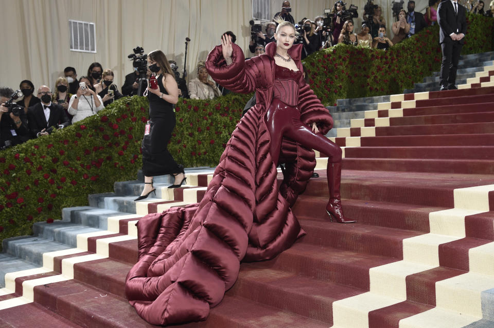 Gigi Hadid llega a la gala a beneficio del Instituto del Vestido del Museo Metropolitano de Arte para celebrar la inauguración de la exposición "In America: An Anthology of Fashion" el lunes 2 de mayo de 2022 en Nueva York. (Foto Evan Agostini/Invision/AP)