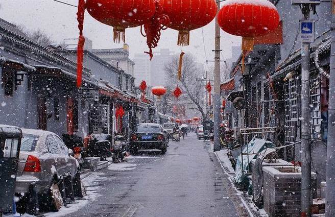 老北京胡同是很多文化界人士賞景的最愛，但北京胡同已拆掉不少，保存下來的也與過去的氣氛大相逕庭。圖為現在的北京胡同。（圖／網路） 