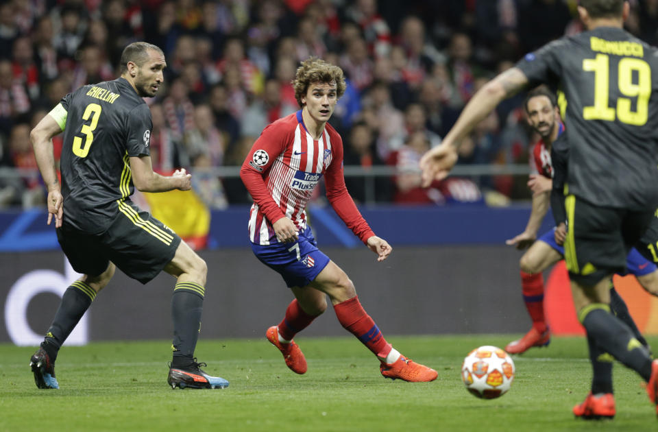 Atletico forward Antoine Griezmann fights for the ball against Juventus defender Giorgio Chiellini during the Champions League round of 16 first leg soccer match between Atletico Madrid and Juventus at Wanda Metropolitano stadium in Madrid, Wednesday, Feb. 20, 2019. (AP Photo/Andrea Comas)