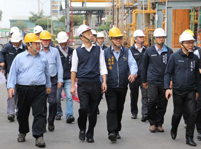 高雄市長韓國瑜率市府團隊，前往林園工業區和益化學公司，進行作業安全探視。(圖／徐炳文攝)