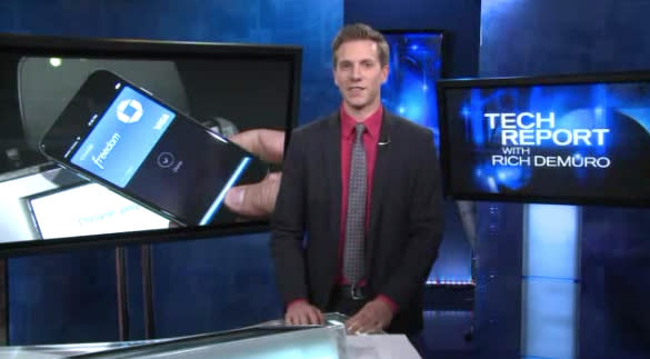 KTLA's Rich DeMuro and Apple VP Eddy Cue use Apple Pay