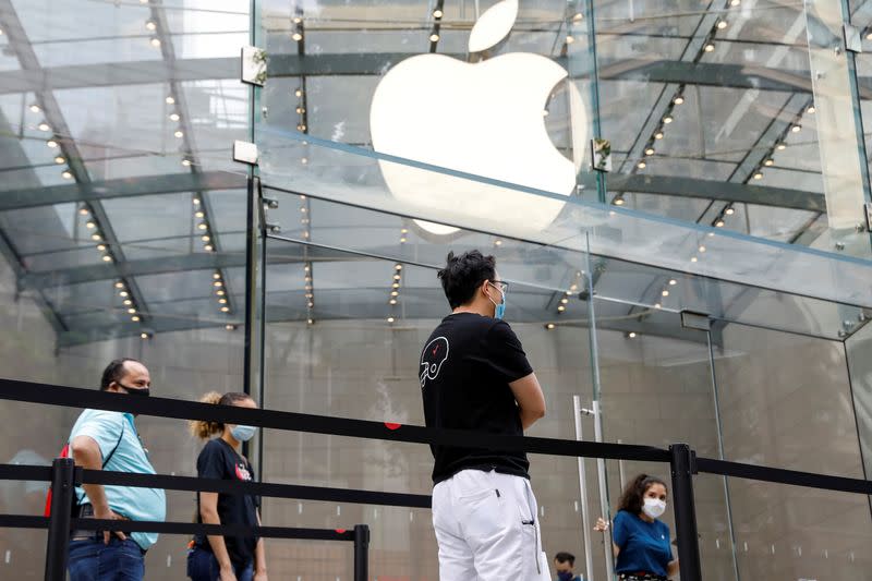 FILE PHOTO: Customers distance before entering an Apple Store during phase one of reopening after COVID-19 lockdown in New York City