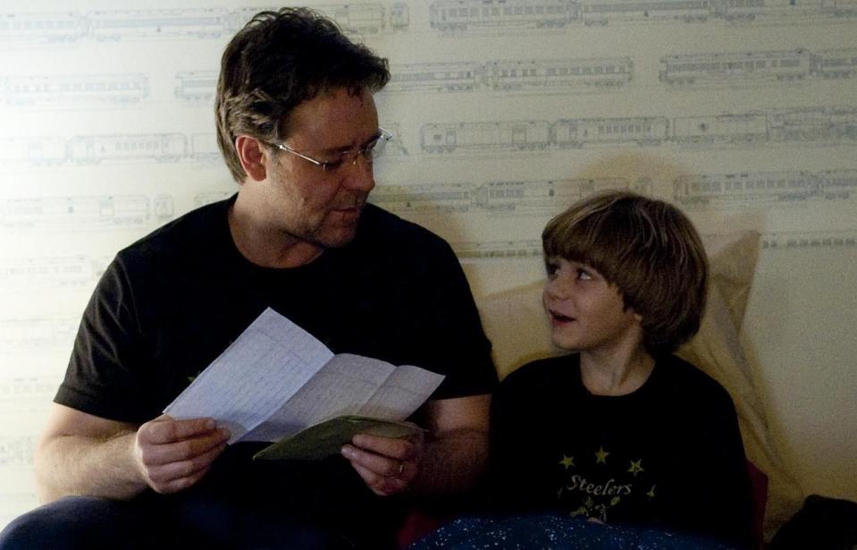 Vater und Sohn: Ty Simpkins mit Russell Crowe in “72 Stunden – The Next Three Days” (Bild: ddp images/Kinowelt)