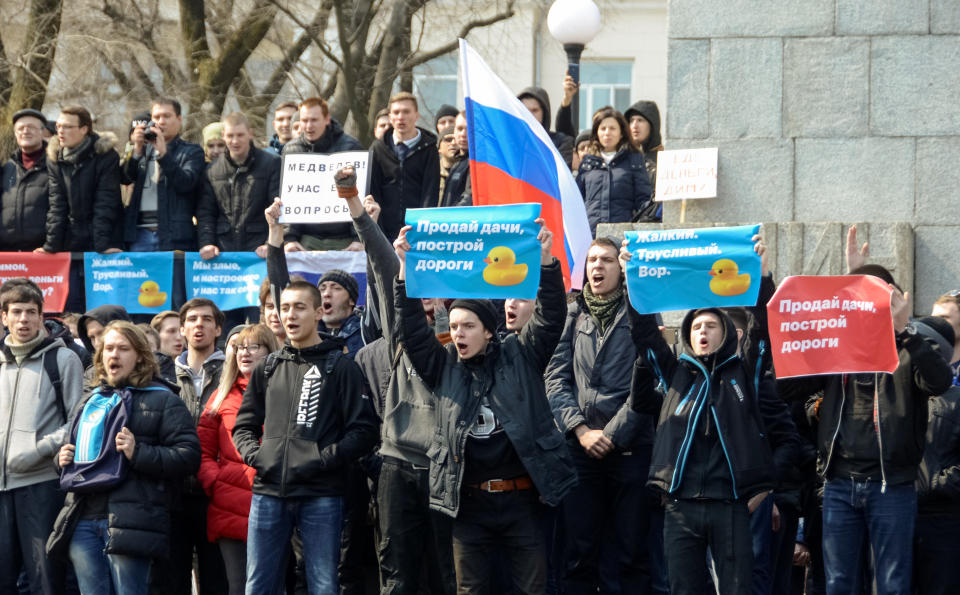 Opposition supporters raise signs in&nbsp;Vladivostok.