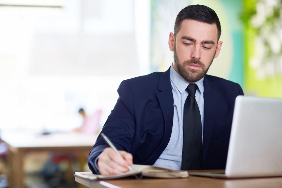 <p><strong>7. Capelli e barba in ordine</strong>. Niente zazzere o barbe incolte non curate. I vestiti e il viso fanno parte di un’unica impressione d’insieme. (Getty) </p>