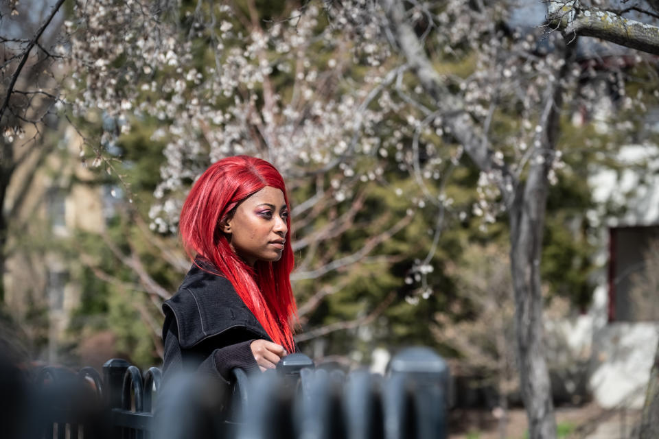 Lonn Dugan, quien trabaja en mercadotecnia digital y páginas web, fuera de su casa en Sylvania, Ohio, el 17 de abril de 2020. Dugan y su esposa han perdido cada uno un tercio de sus ingresos durante la pandemia. (Erin Kirkland/The New York Times)