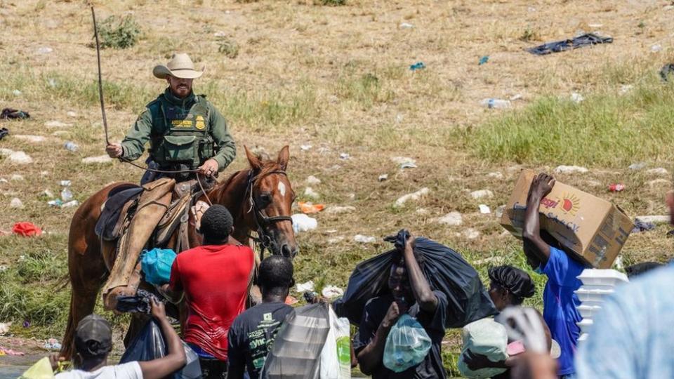 Agente fronterizo a caballo