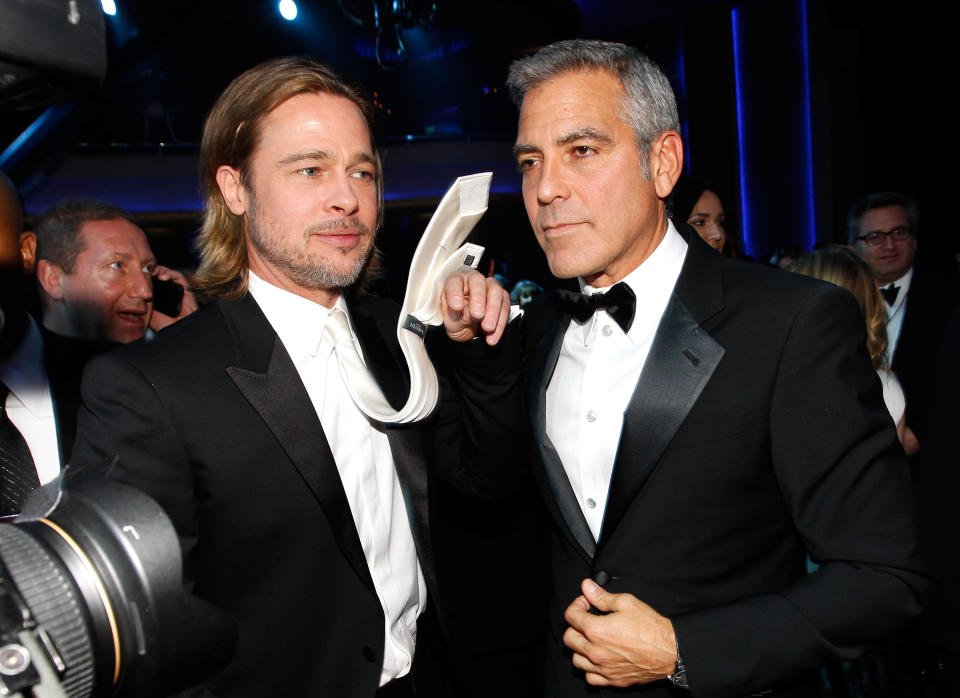 Die Hollywoodstars Brad Pitt (l.) und George Clooney bei einer früheren Preisverleihung. Sie sind gegen die geplante Veränderung. (Bild: Christopher Polk/Getty Images for VH1)