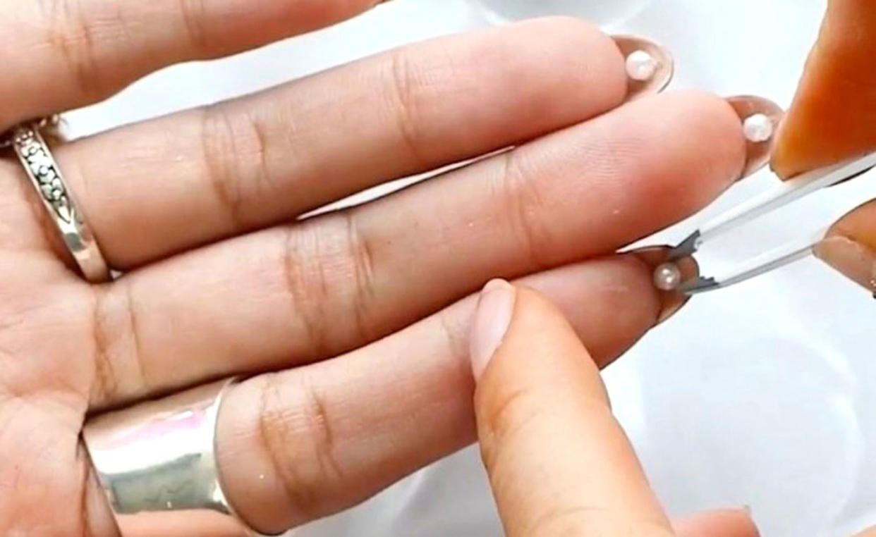 Die sogenannten „Hidden Pearls“ sind der neueste Nail-Art-Trend. (Bild: Instagram/mpnails)