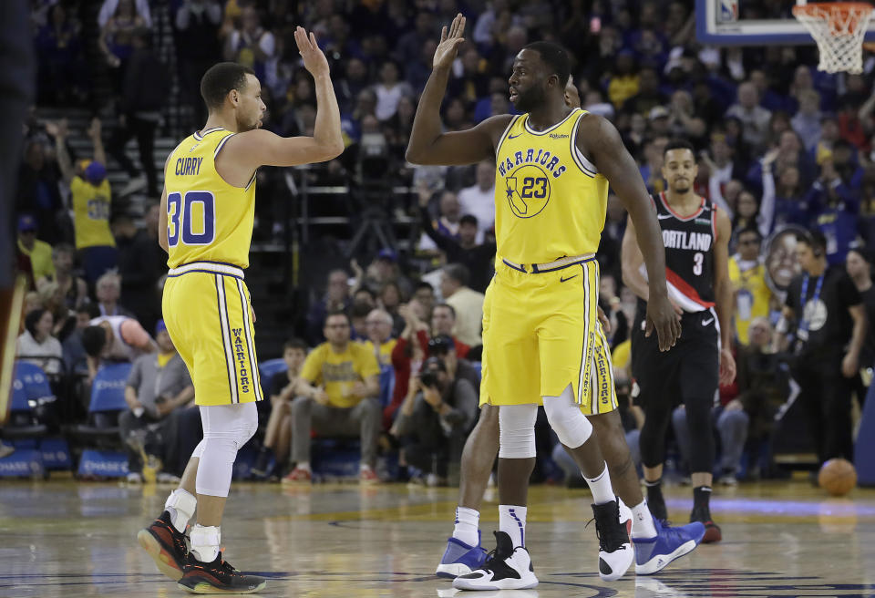 Stephen Curry（圖左）與Draymond Green。（AP Photo/Jeff Chiu）