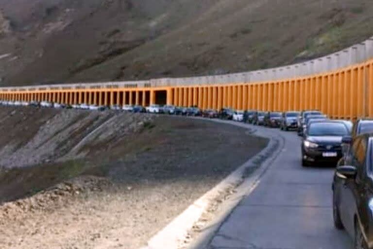Largas filas de vehículos para ingresar a Chile 