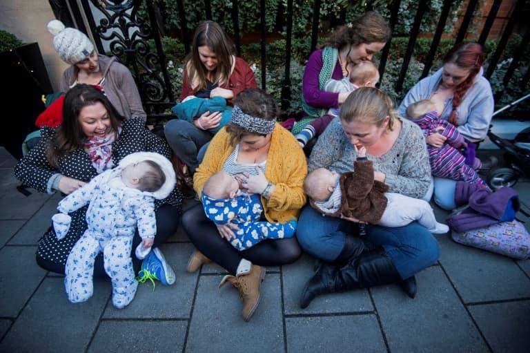 Des mères allaitent leurs enfants au cours d'une manifestation devant l'hôtel Claridge à Londres, le 6 décembre 2014, après un incident au cours duquel une des employés de l'hôtel ont demandé à une femme de couvrir son sein pendant qu'elle allaitait (photo d'illustration) - NIKLAS HALLE'N © 2019 AFP