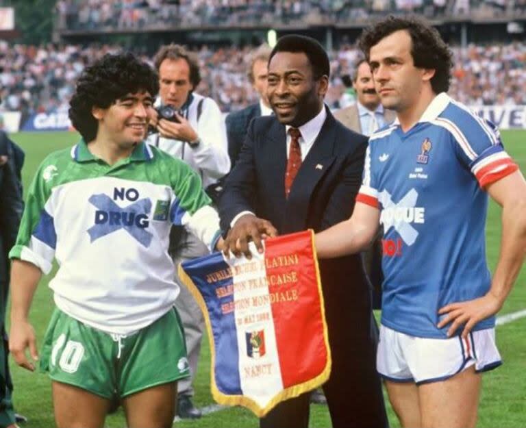 Diego Maradona y la remera con la inscripción en el pecho 