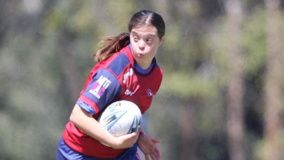 Valentina jugando rugby