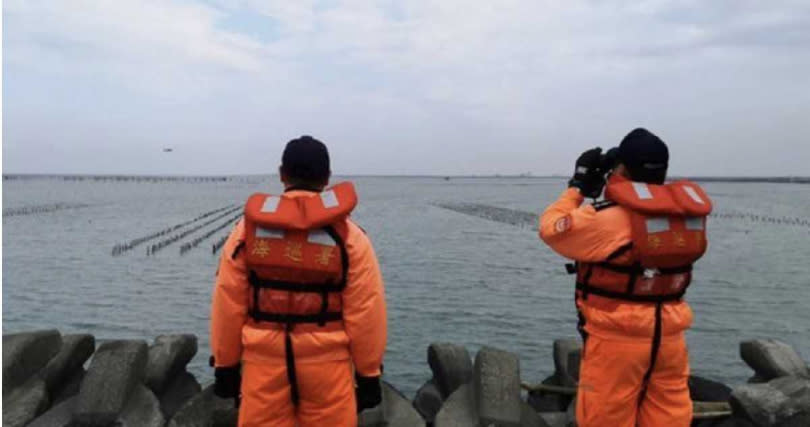 空軍一架F-16V戰機11日在嘉義東石外海失聯，駕駛飛官陳奕仍下落不明。陸海空軍等搜救人員不捨晝夜全面擴大搜尋。(圖／翻攝網路)