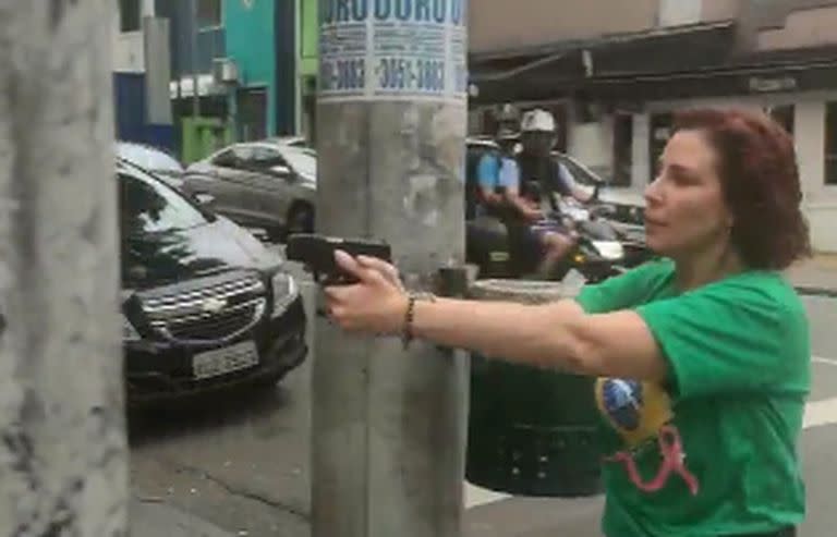 La diputada bolsonarista Carla Zambelli, armada y persiguiendo a alguien en la calle el día antes de la elección de Brasil