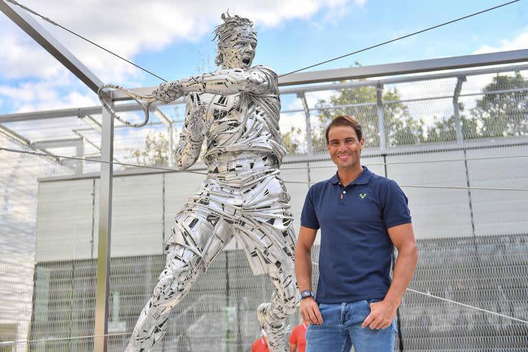 La estatua en honor del tenista Rafa Nadal en el complejo de Roland Garros. Tiene tres metros de altura, es de acero, y con el gesto de uno de sus golpes de derecha