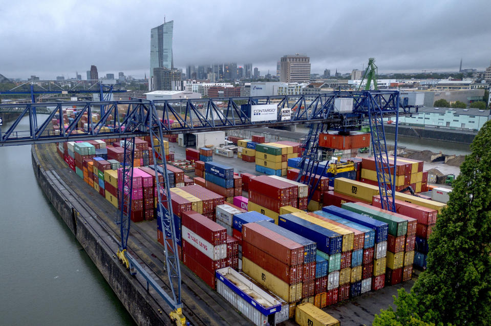 Contenedores son colocados en el muelle de Fráncfort, Alemania, el viernes 28 de julio de 2023. (AP Foto/Michael Probst)