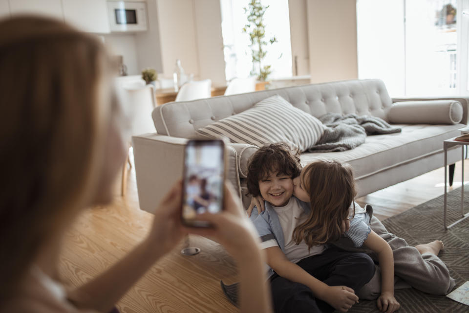 La decisión de compartir imágenes de tus hijos es personal, pero si decides hacerlo debes hacerlo con discreción y no revelar demasiado, aconsejó un estudio publicado por Microsoft (Getty Images)