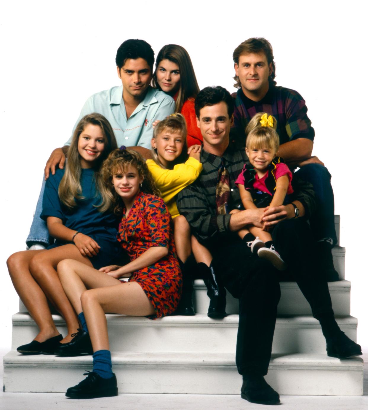 Lori Loughlin and Jodie Sweetin pose with the rest of the 