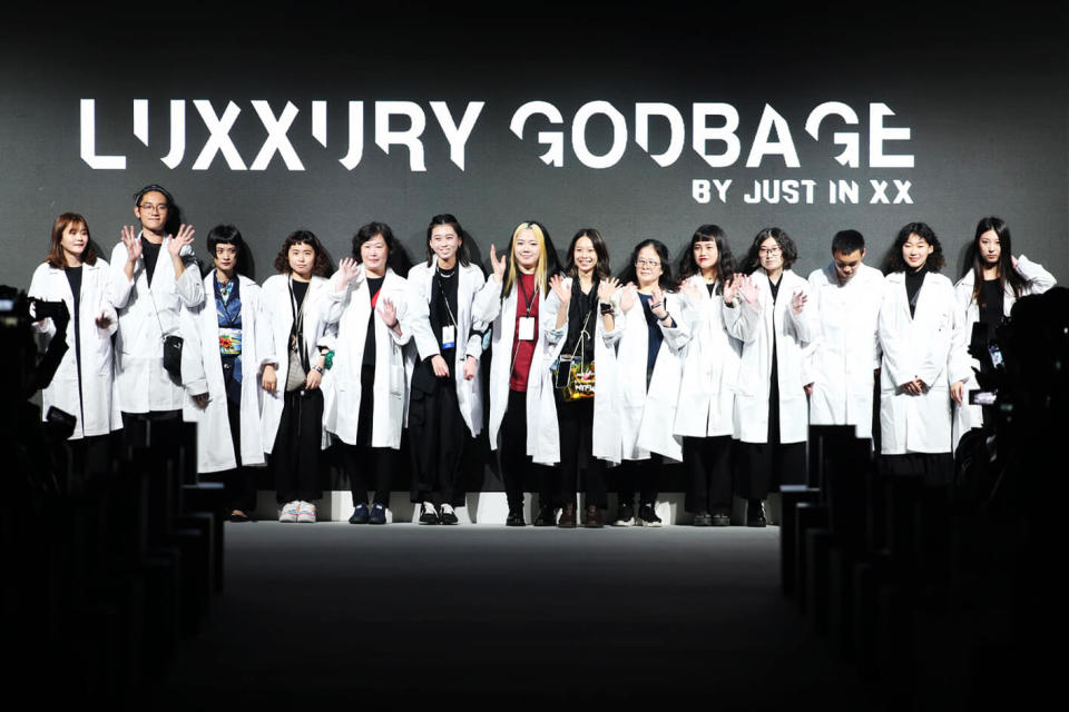 台灣設計師品牌Just In XX的永續時尚支線品牌Luxxury Godbage舊衣升級改造服裝系列發表會，設計師周裕穎決定要玩點不同的