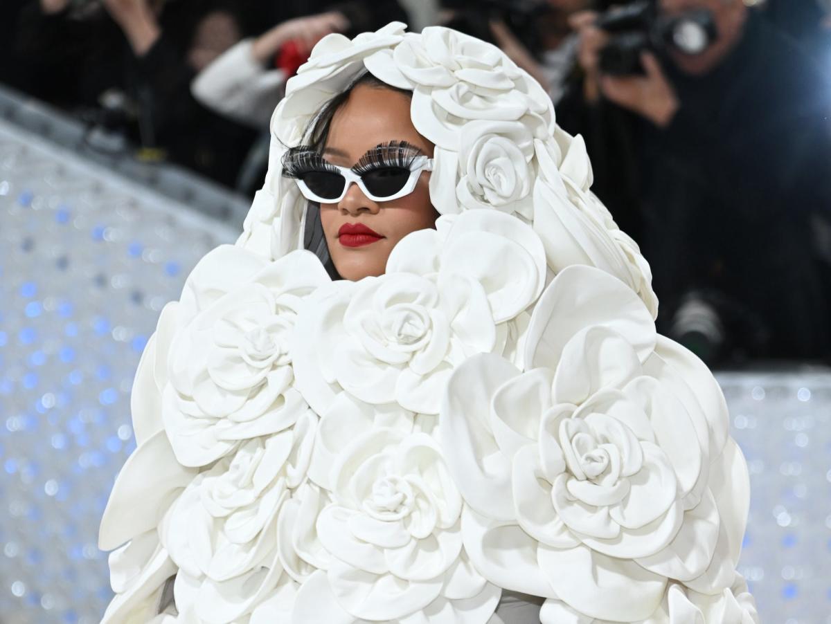 Rihanna pulled the ultimate Rihanna move and showed up to the Met