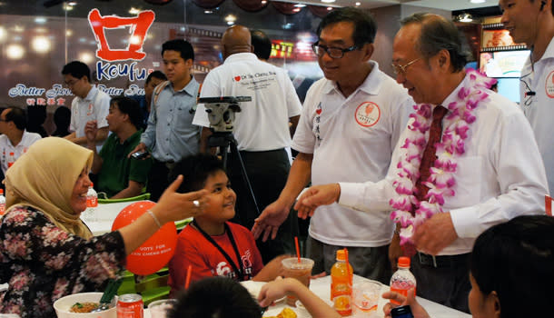 Dr Tan Cheng Bock reaches out to the young at Orchard Cineleisure. (Yahoo! photo/Alicia Wong)