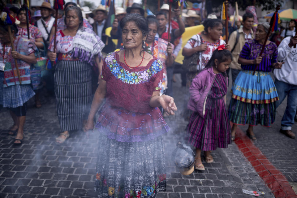 Mujeres indígenas avanzan hacia la plaza de la Constitución para la investidura del presidente electo de Guatemala Bernardo Arévalo en el Palacio Nacional en Ciudad de Guatemala, el domingo 14 de enero de 2024. (AP Foto/Santiago Billy)