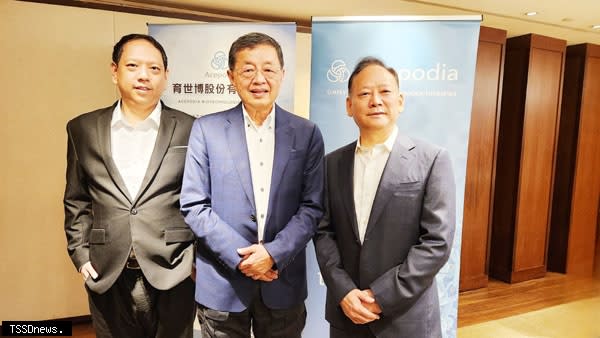 育世博董事長楊育民（中）、執行長蕭世嘉（左）、技術長林立源（右）合影。