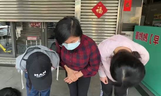 張素姻及兩名女兒為旗下遊遊覽車出事鞠躬道歉。   圖：孫家銘翻攝