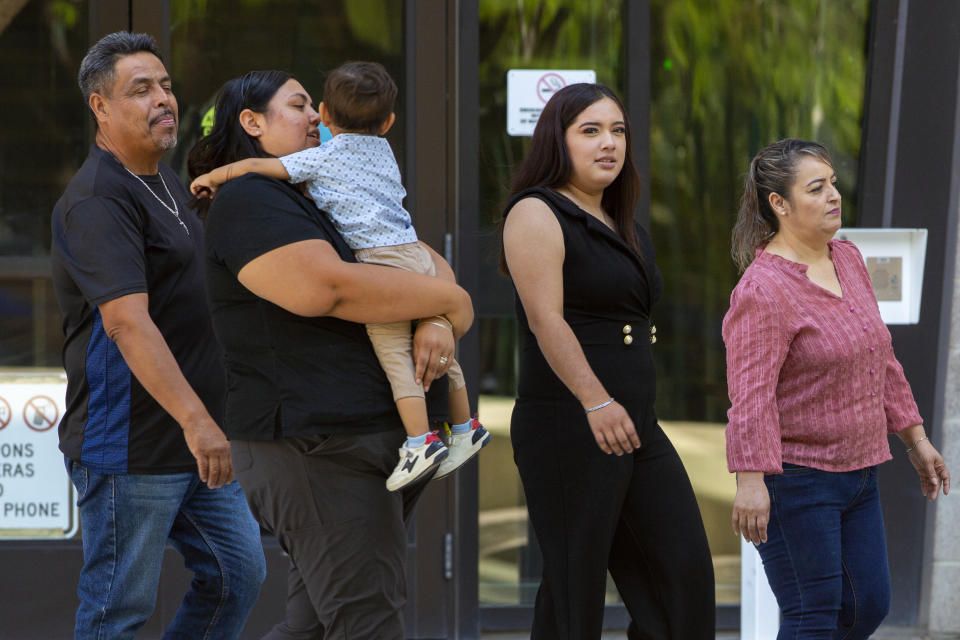 Familiares de víctimas del tiroteo a mansalva registrado en una tienda de la cadena Walmart en El Paso salen de la corte federal en El Paso, Texas, el miércoles 5 de julio de 2023. (AP Foto/Andrés Leighton)