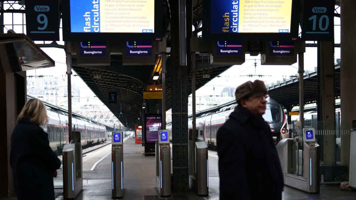 A photo shows screens displaying a traffic alert message at a platform entrance during a total traffic shutdown at the Gare de l'Est train station in Paris on January 24, 2023. - The Gare de l'Est train station in Paris suffered a total traffic shutdown on January 24 after a signalling malfunction that officials said was caused by vandalism. A fire broke out at a signals point during the morning rush shortly before 8:30 am (0730 GMT) in what was first thought to be an accident, but then turned out to be arson, they said. (Photo by Thomas SAMSON / AFP)