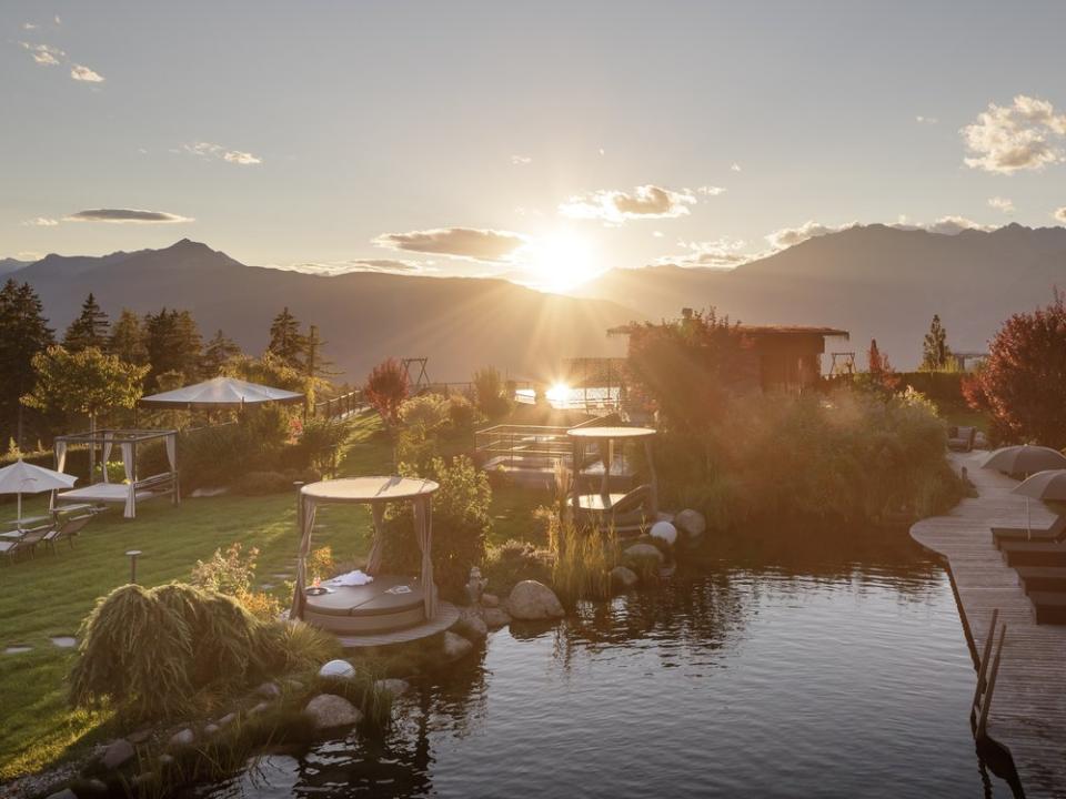 Blick auf den längsten Naturbadeteich Südtirols. (Bild: Gerd Eder x Chalet Mirabell)