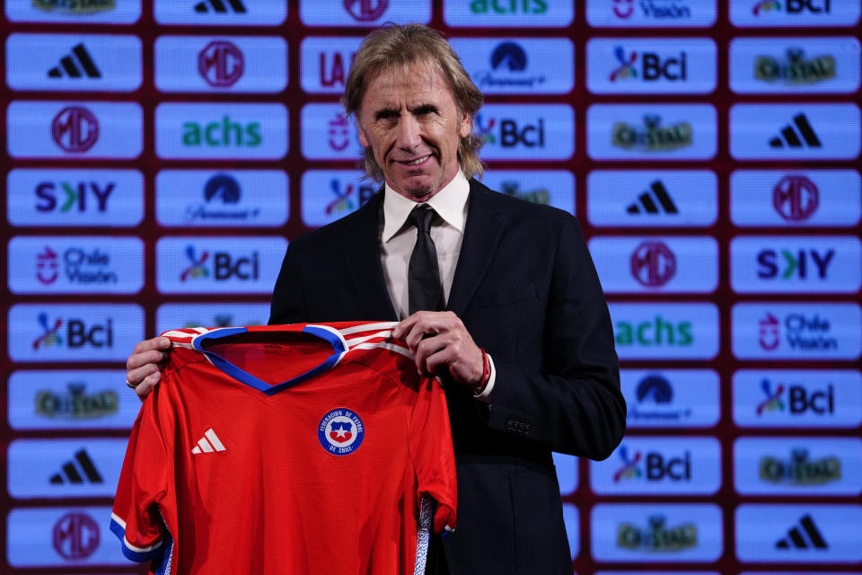 El argentino Ricardo Gareca posa con una camiseta de la selección de Chile, al ser presentado como su nuevo entrenador, ej jueves 25 de enero de 2024 (AP Foto/Esteban Félix)