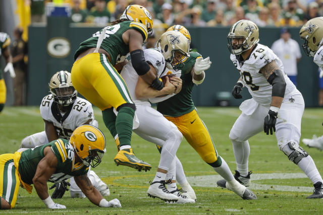 Saints' Derek Carr leaves game vs Packers with shoulder injury